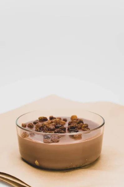 Ízletes Kakaó Csokoládé Puding Mazsolával Tetején Egy Tálban Helyet Szöveges — Stock Fotó