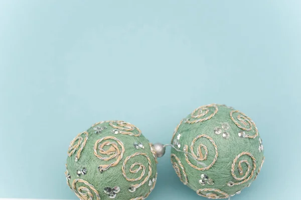 Зелені Різдвяні Декоративні Кульки Соком Тексту Синій Поверхні — стокове фото