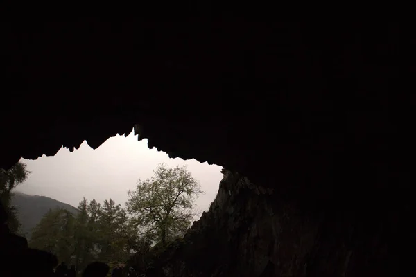 Vista Buraco Caverna Uma Montanha — Fotografia de Stock