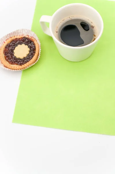 Isolierte Kirschmarmelade Torte Einer Papieruntertasse Und Kaffee Auf Weißgrünem Hintergrund — Stockfoto