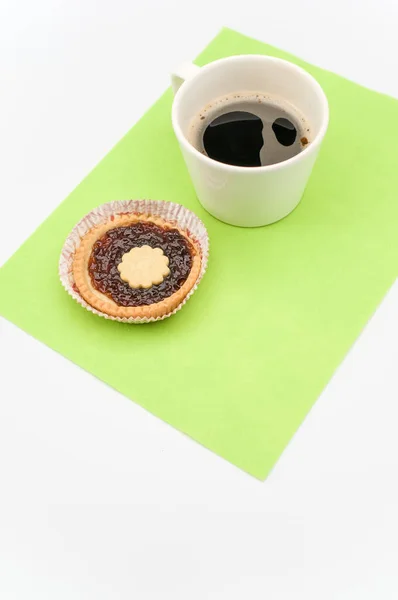 Isolierte Kirschmarmelade Torte Einer Papieruntertasse Und Kaffee Auf Weißgrünem Hintergrund — Stockfoto