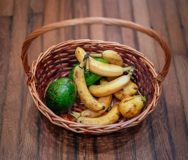 Een Mand Met Avocado Bananen Peren Houten Tafel — Stockfoto