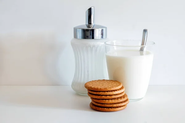 Glas Milch Sechs Runde Kekse Und Eine Zuckerdose Auf Weißem — Stockfoto