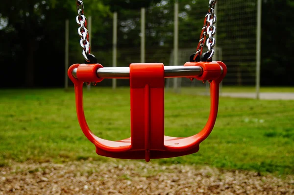 Eine Einsame Kinderschaukel Für Kleinere Kinder Auf Einem Verlassenen Spielplatz — Stockfoto