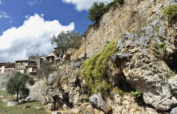 石灰岩ブロックで作られたフェレンティーノの古代多角形の壁 古代の壁の背景の家で — ストック写真