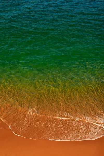 Вертикальний Фон Зеленого Океану Піщаного Пляжу — стокове фото