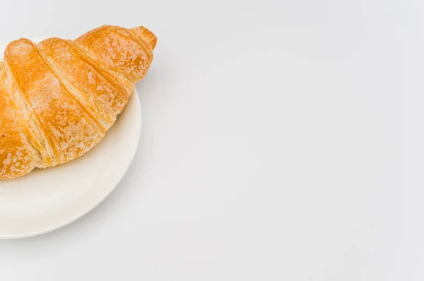 Tiro Croissant Fresco Amanteigado Uma Chapa Fundo Branco Com Espaço — Fotografia de Stock
