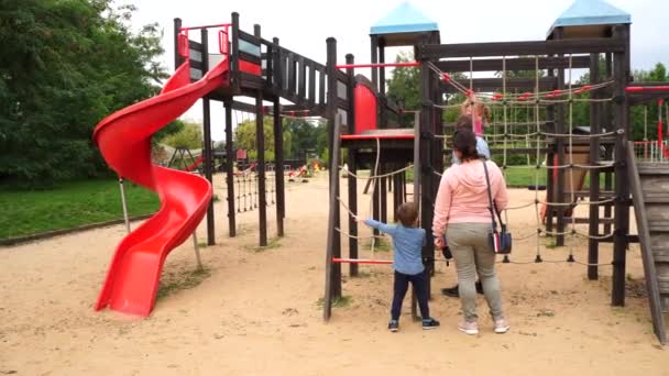 Plac Zabaw Dla Dzieci Parku — Wideo stockowe