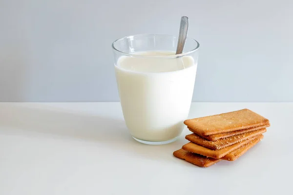 Copo Leite Cinco Biscoitos Manteiga Retangulares Fundo Branco — Fotografia de Stock