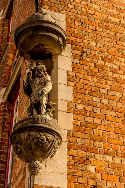 Belgia Brugia Zbliżenie Murowanego Budynku Rzeźbą Ścianie — Zdjęcie stockowe