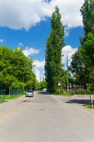 Poznan Polska Maja 2014 Pionowy Widok Zaparkowanego Samochodu Starej Ulicy — Zdjęcie stockowe