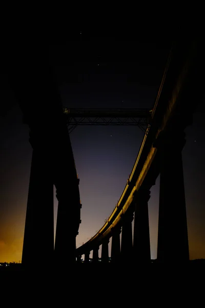 Tiro Ângulo Baixo Uma Estrutura Arquitetônica Com Colunas Rochosas Noite — Fotografia de Stock