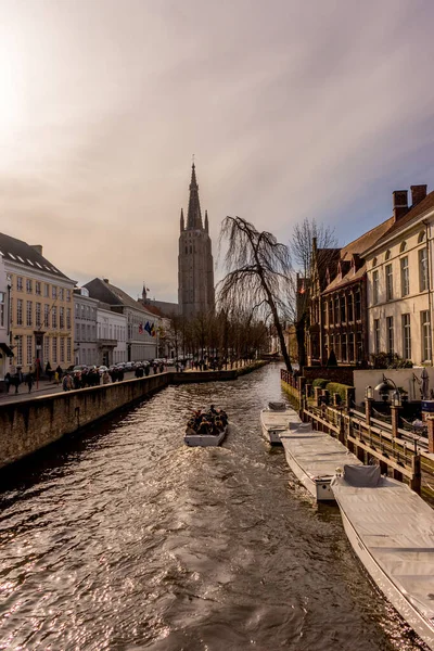 België Brugge Brugge Een Boot Het Kanaal Met Kerk Van — Stockfoto