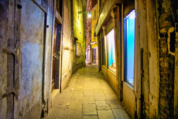 Een Smal Voetpad Tussen Oude Gebouwen Venetië Italië — Stockfoto
