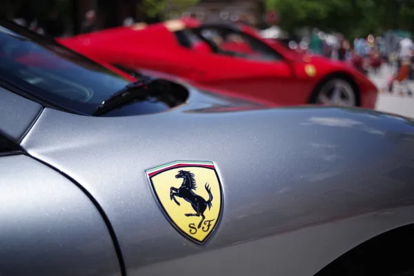 Kansas City Stany Zjednoczone Lip 2016 Godło Ferrari Szarym Samochodzie — Zdjęcie stockowe