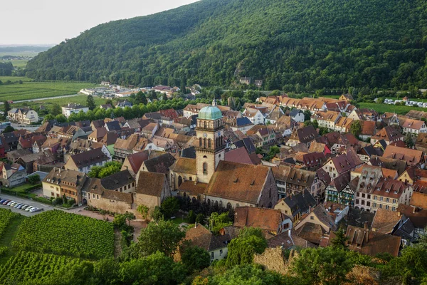 フランスの小さな中世の町の風光明媚な景色の空中ショット — ストック写真