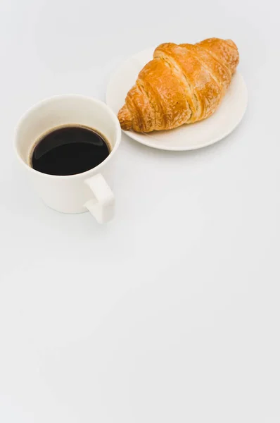 Plan Croissant Frais Beurre Dans Une Assiette Sur Fond Blanc — Photo