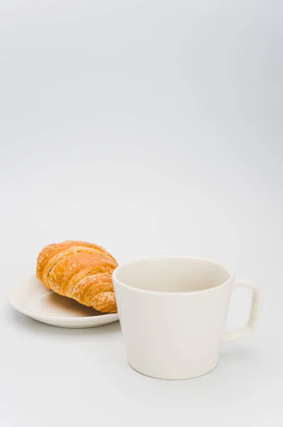 Shot Van Verse Boterachtige Croissant Een Bord Een Witte Achtergrond — Stockfoto