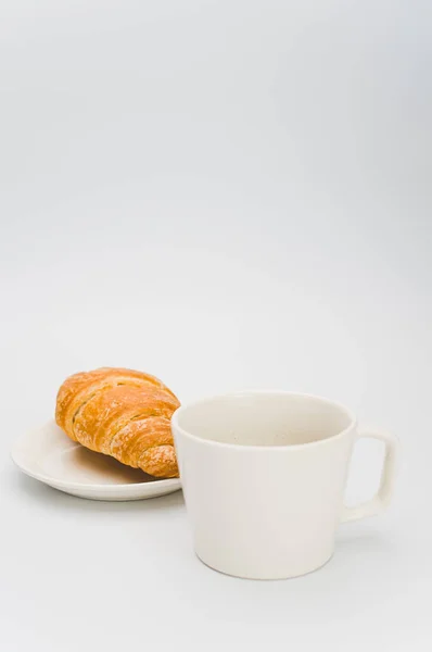 Tiro Croissant Fresco Amanteigado Uma Chapa Fundo Branco Com Espaço — Fotografia de Stock