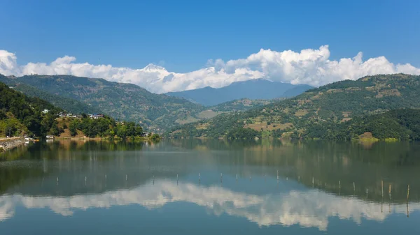 Una Splendida Vista Panoramica Lago Circondato Boschi Montagne — Foto Stock