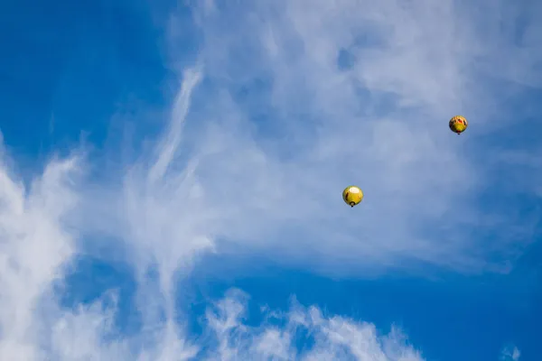 Globos Aire Amarillos Sobre Fondo Azul Nublado —  Fotos de Stock