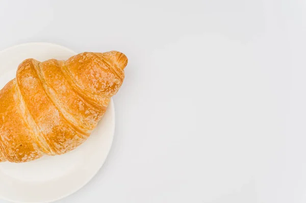 Tiro Croissant Fresco Amanteigado Uma Chapa Fundo Branco Com Espaço — Fotografia de Stock