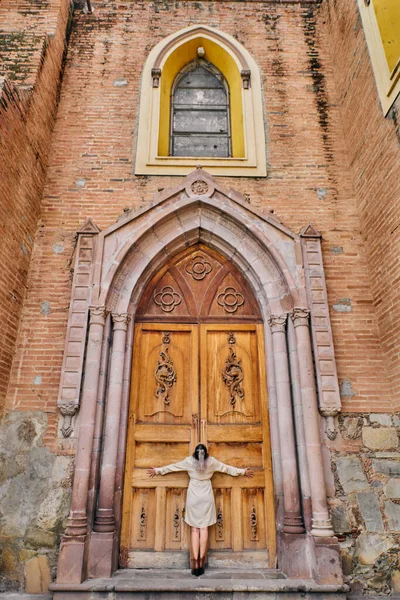 Divertente Giovane Donna Latina Posa Davanti Una Porta Legno Tra — Foto Stock