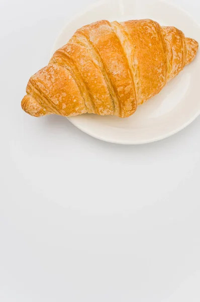 Tiro Croissant Fresco Amanteigado Uma Chapa Fundo Branco Com Espaço — Fotografia de Stock