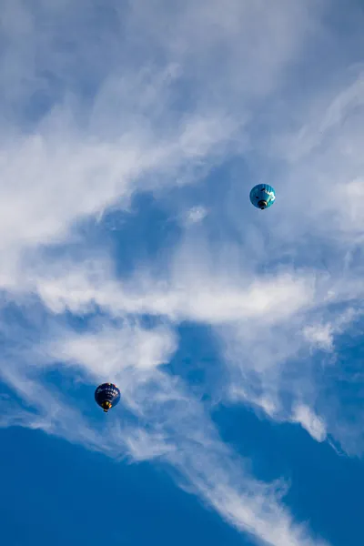 Vertikal Bild Luftballonger Blå Molnig Himmel Bakgrund — Stockfoto