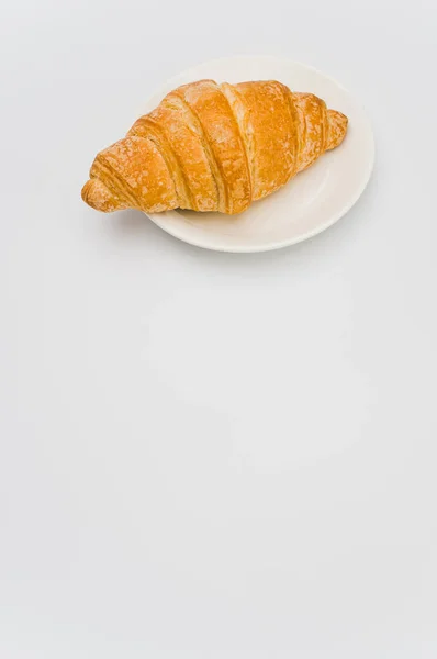 Lövés Friss Vajas Croissant Egy Tányéron Fehér Alapon Szöveges Hely — Stock Fotó