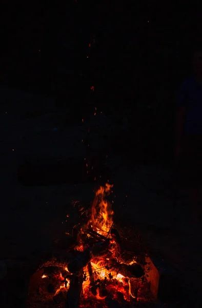 Ein Vertikaler Schuss Des Feuers Der Nacht — Stockfoto