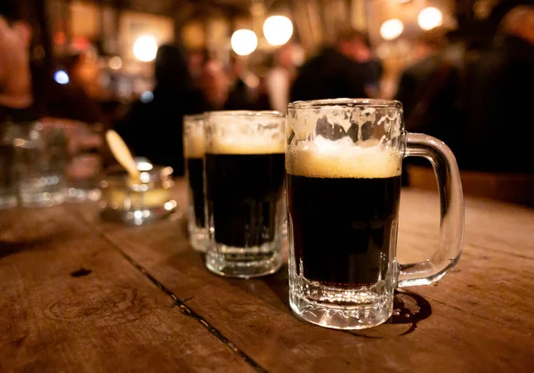 バーのラガーに黒ビールのクローズアップショット — ストック写真