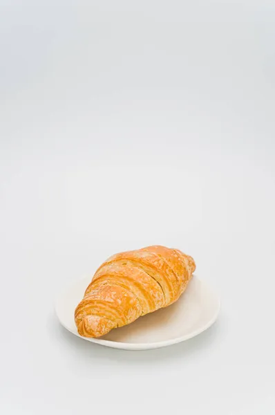 Lövés Friss Vajas Croissant Egy Tányéron Fehér Alapon Szöveges Hely — Stock Fotó