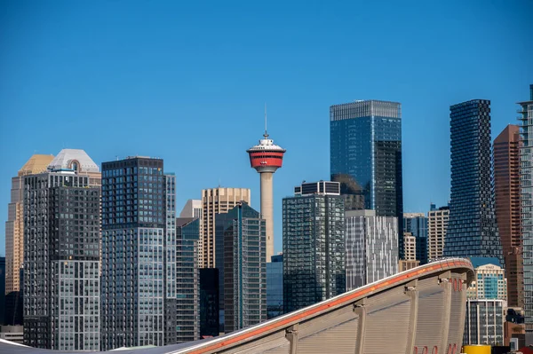 Widok Calgary Tower Nowoczesnymi Drapaczami Chmur Pod Błękitnym Niebem Alberta — Zdjęcie stockowe