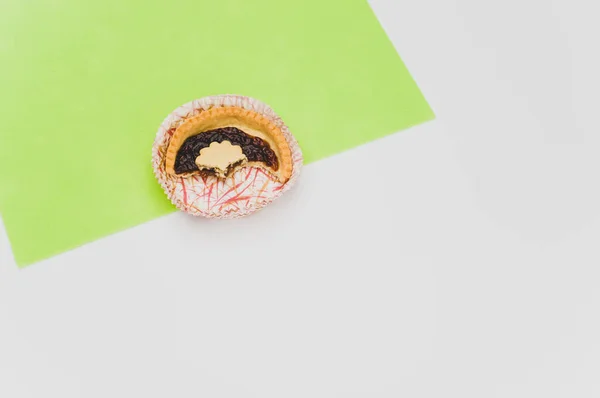 Isolierte Kirschmarmelade Torte Einem Papierbecher Auf Einem Grün Weißen Hintergrund — Stockfoto