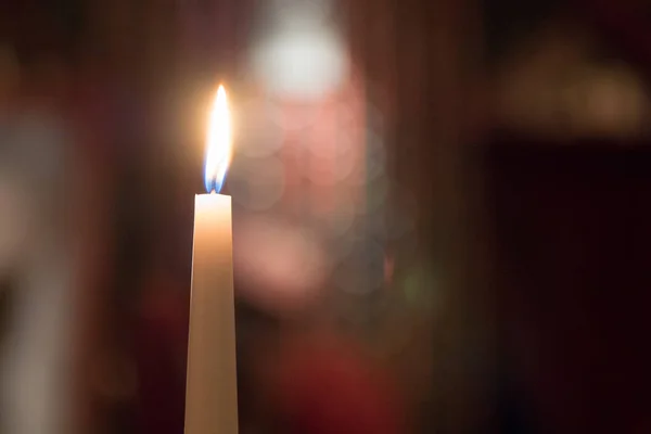 Uma Chama Uma Vela Com Fundo Vinícola Borrado — Fotografia de Stock