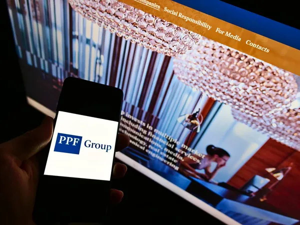 Stuttg Germany 2021年1月23日 持有带有投资公司Ppf Group 标志的智能手机的人参展 以手机屏幕为重点 — 图库照片