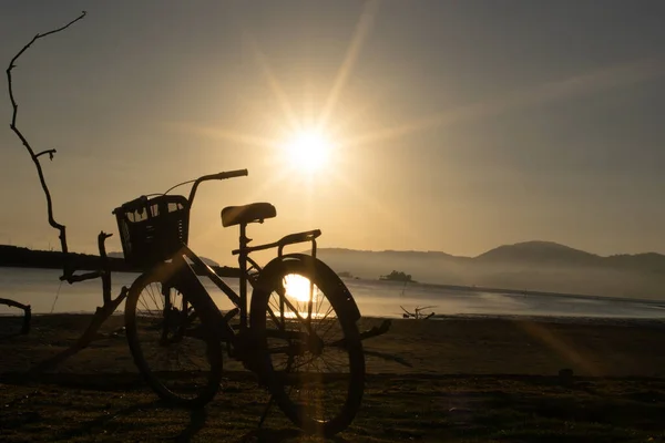Uma Bicicleta Estacionada Uma Praia Areia Pôr Sol — Fotografia de Stock
