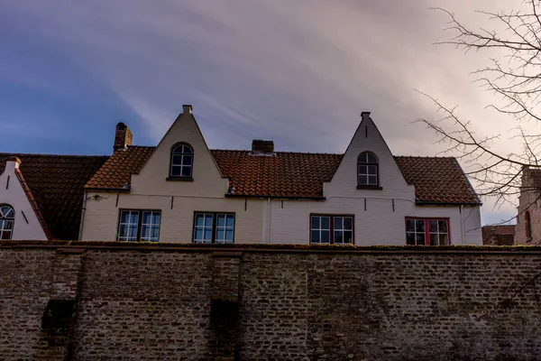 Ευρώπη Βέλγιο Bruges Ένα Μεγάλο Κτίριο Από Τούβλα Γρασίδι Μπροστά — Φωτογραφία Αρχείου