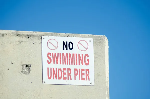 Una Advertencia Con Nadar Bajo Muelle Contra — Foto de Stock