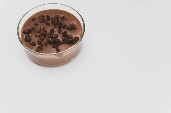 Вкусный Какао Шоколадный Пудинг Изюмом Сверху Миске Местом Текста — стоковое фото