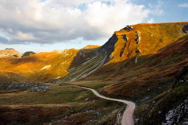 Schöne Aufnahme Einer Landstraße Durch Die Berge — Stockfoto