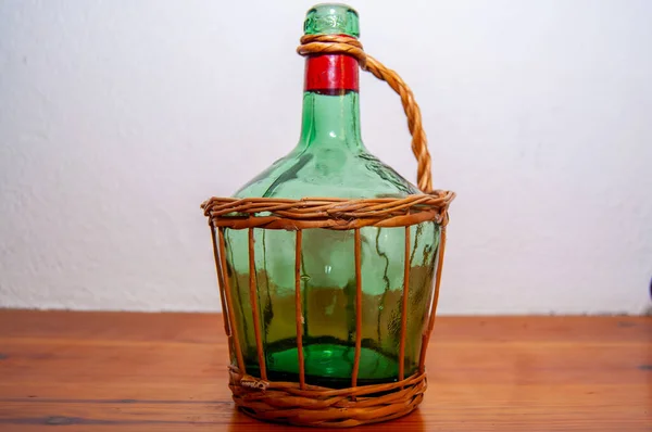 Ancienne Cruche Eau Verre Avec Manipulateur Osier Dans Une Table — Photo