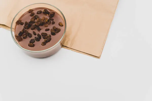 Coklat Lezat Dan Puding Coklat Dengan Kismis Atas Dalam Mangkuk — Stok Foto
