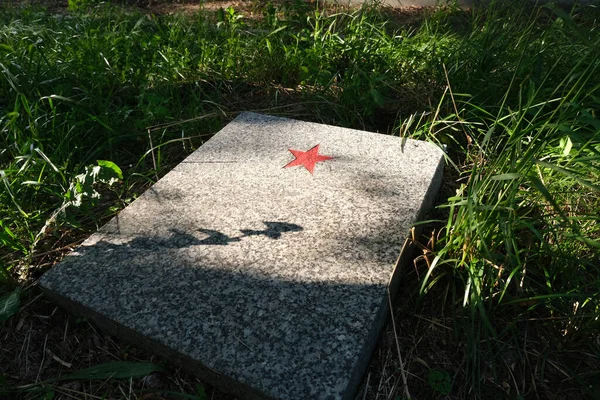 2021年7月21日ポーランド スヴィートヤニー 2021年7月21日第二次世界大戦中の兵士墓地 スタラグI Bホーエンシュタインの戦争捕虜 — ストック写真