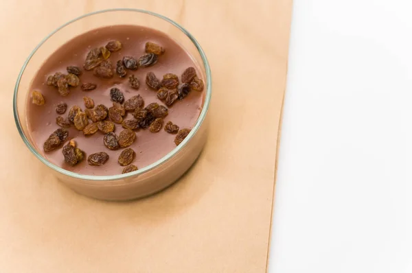 Lezzetli Kakao Çikolatalı Puding Üstünde Kuru Üzümler Olan Bir Kâse — Stok fotoğraf