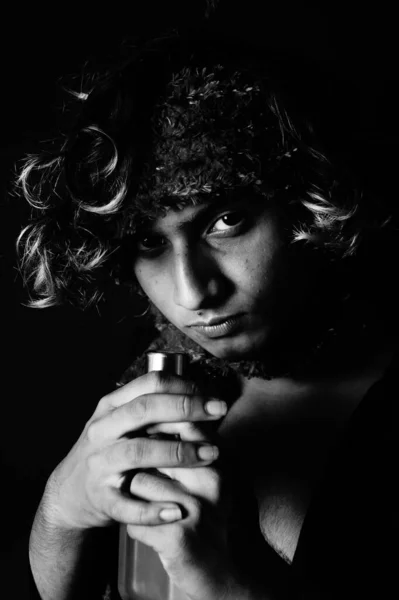 一个年轻的南亚男模头戴围巾 闻到古龙水香味的画像 — 图库照片