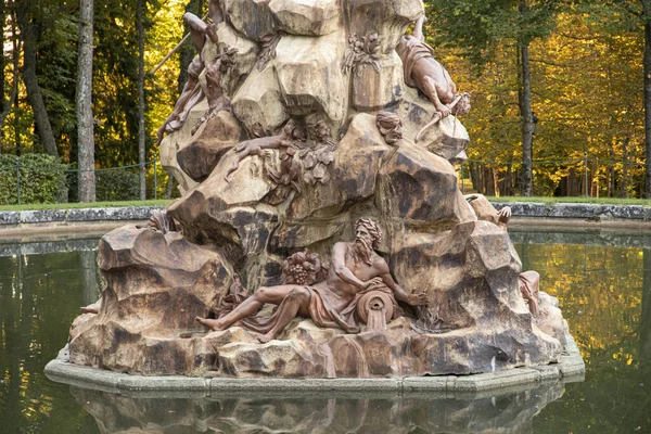 西班牙塞戈维亚圣伊尔德丰索王宫花园的雕像特写 — 图库照片