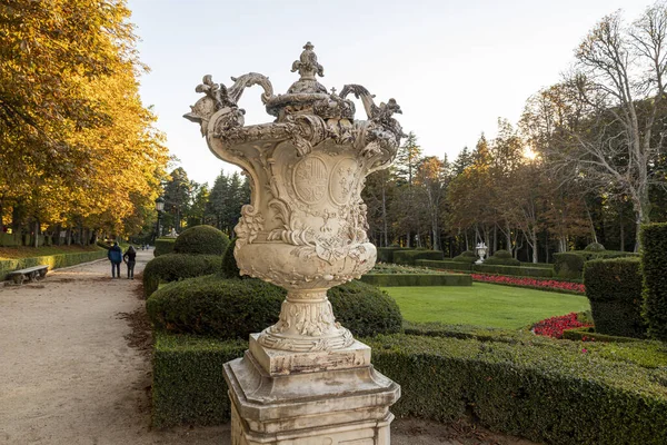 스페인 세고비아 자데산 소왕궁 의정원에 조각상들의 — 스톡 사진