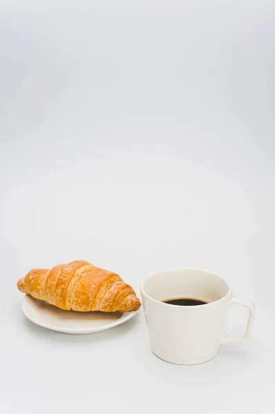 Tiro Croissant Fresco Amanteigado Uma Chapa Fundo Branco Com Espaço — Fotografia de Stock